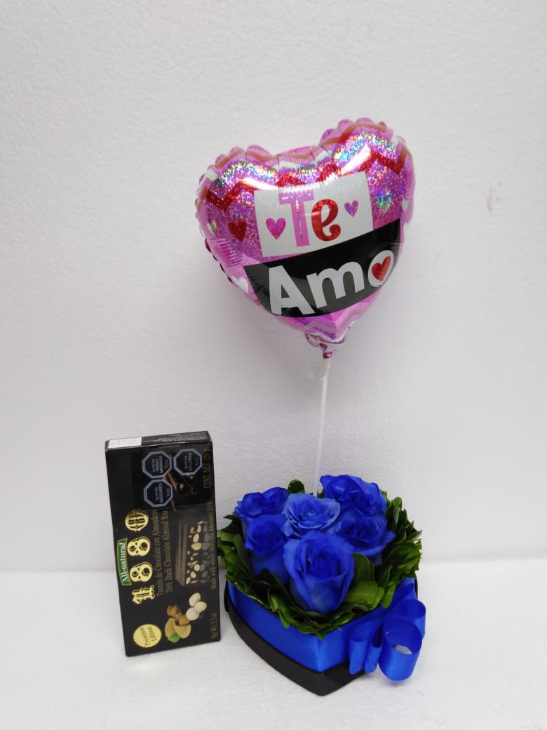 6 Rosas Azules en Caja Corazón más Turrón 150 Grs y Globito